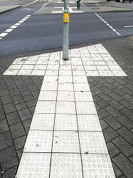 Beispiel einer großen Kreuzung in der Stadt - die Noppen- und Rillen-Platten geben Orientierung, eine akustische Ampel ist vorhanden.